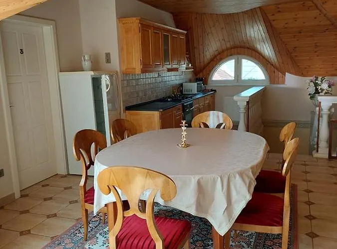 Gombos Apartman דירה *