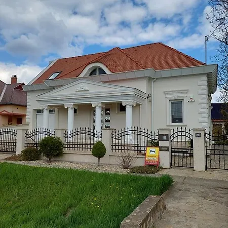 Gombos Apartman Apartment Hajduszoboszlo