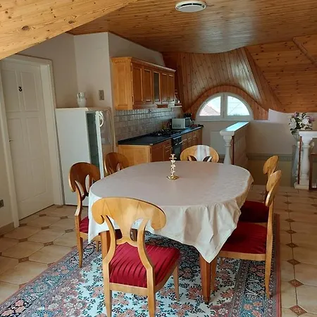 Gombos Apartman 公寓 *