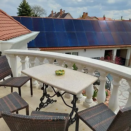 Gombos Apartman 公寓 *