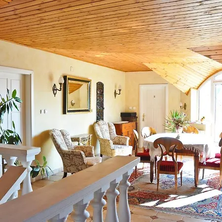 Gombos Apartman 公寓 *